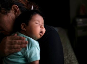 imagen de un bebé en brazos de su madre
