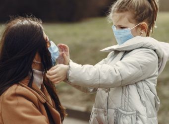 madre e hijas con mascarilla ambas