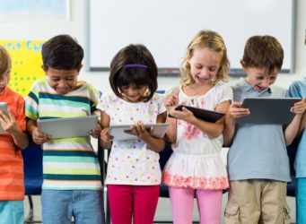 grupo de niños y niñas con tablets