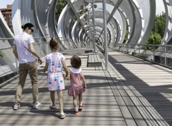 madre y dos hijas en un puente de Madrid