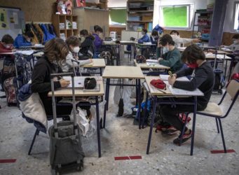 imagen de una clase con los niños con mascarillas