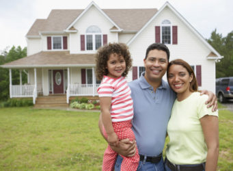 una familia ante una casa y un coche