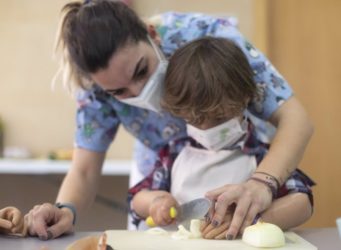 una fisioterapeuta infantil con un niño