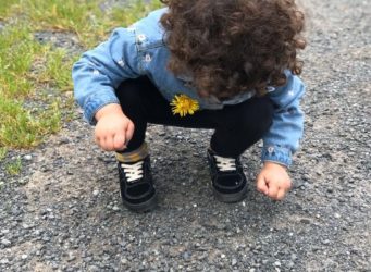 imagen de una niña agachada en un camino