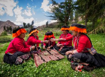 un grupo de guías peruanas