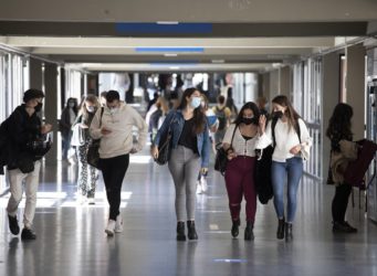 varios jóvenes en un pasillo de centro educativo