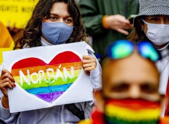 una joven en una manifestación anti Orbán