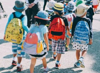 grupo de niñas con mochilas escolares