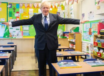 Imagen de Boris Johnson en una clase