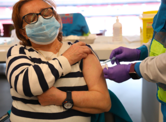 una mujer es vacunada en Madrid