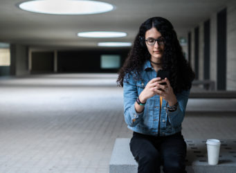 una joven con un teléfono