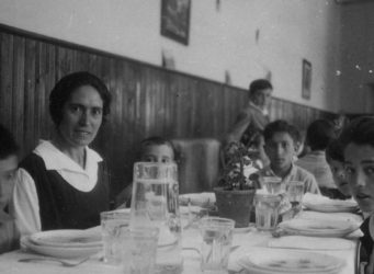 Justa Freire en una mesa con varios niños y niñas