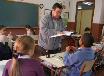 Un profesor en una clase de Religión con alumnado