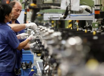 Dos trabajadores de una fábrica de coches